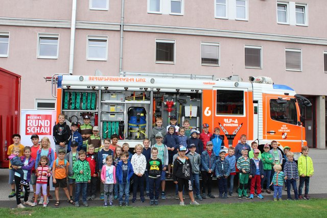 Fünfzig glückliche Ferienscheckheft-Gewinner durften sich einen Tag lang bei der Berufsfeuerwehr Linz umsehen.