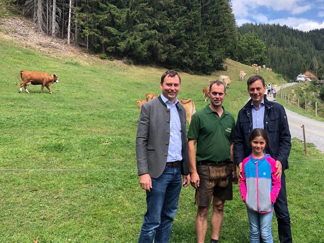 Genossen das Naturidyll: Übelbachs Bgm. Markus Windisch, Markus Mitteregger, Ernst Gödl mit Tochter Rosa | Foto: Paulmichl