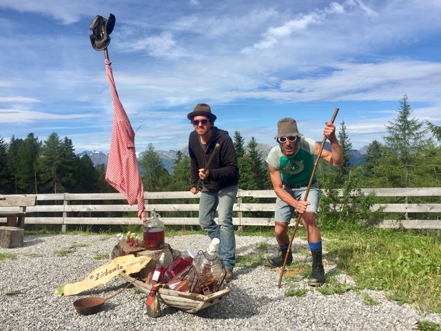 Daniel Jarosch (l.) und Stephan Pirker unterhalten ... äääh, hüten heuer Vieh und Gäste auf der Profeglalm.