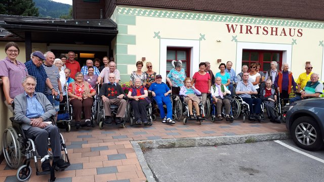 Die Pensionistenheim-BewohnerInnen mit ihren BetreuerInnen waren auch Mittagessen im Wirtshaus zum Kreisverkehr in St. Michael.