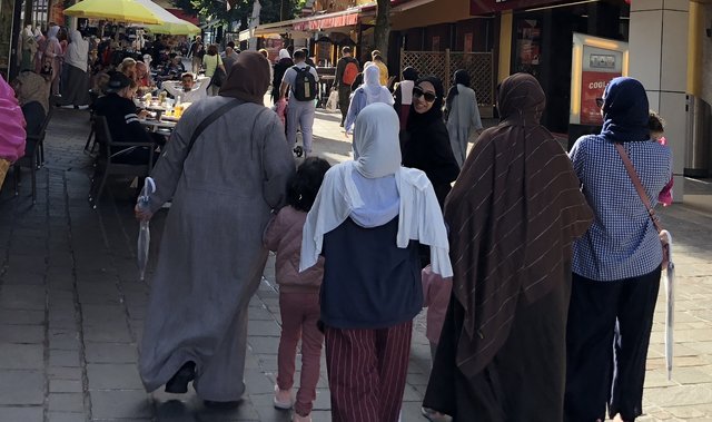 Im Sommer ist viel los im Zentrum von Zell am See. Von Verhältnissen wie in Salzburg oder Hallstatt ist man aber noch weit entfernt. 