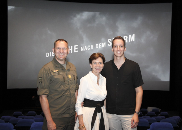 Präsentation des Films „Die Ruhe nach dem Sturm“ von FH-Studierenden über die Luftstreitkräfte des österreichischen Bundesheeres im Cineplexx in Wals-Siezenheim. V.l.: stellvertretender Kommandant der Streitkräfte Generalmajor Wolfgang Wagner, Landtagspräsidentin Brigitta Pallauf, Regisseur Luca Amhofer. | Foto: Patricia Langreiter