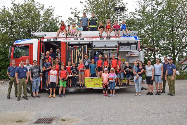 Die Volksschüler mit den Vertretern des Arbeitskreises „Gesunde Gemeinde“ und der Feuerwehr anlässlich der Ferienspielaktion.