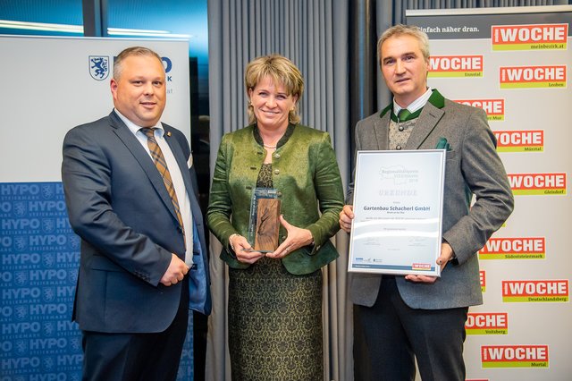 Die Regionssieger 2018: Gartenbau Schacherl mit Gabriele und Werner Schaffer und Werner Moritz von der WOCHE Bruck.