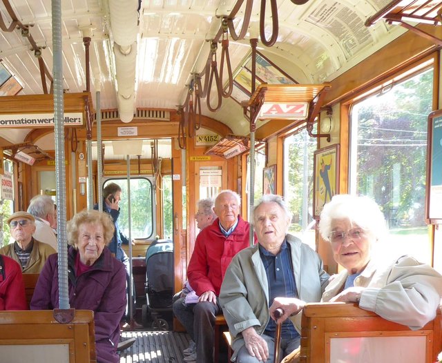 Die Seniorenresidenz organisierte für ihre Bewohner eine Nostalgiefahrt mit der „Tramway“ zu historischen Plätzen Wiens. © Kursana 
