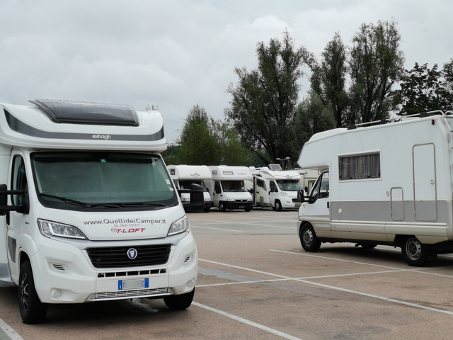 Diese Wohnmobile haben auf dem AEC-Parkplatz eigentlich nichts zu suchen. | Foto: FPÖ Linz