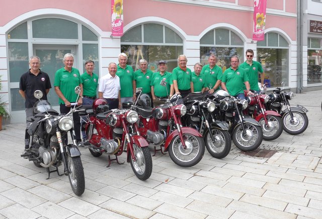 Obmann Günther Ramert (5.v.l.) mit seinen Biker-Kollegen und Bürgermeister Josef Ober (4.v.l.)
