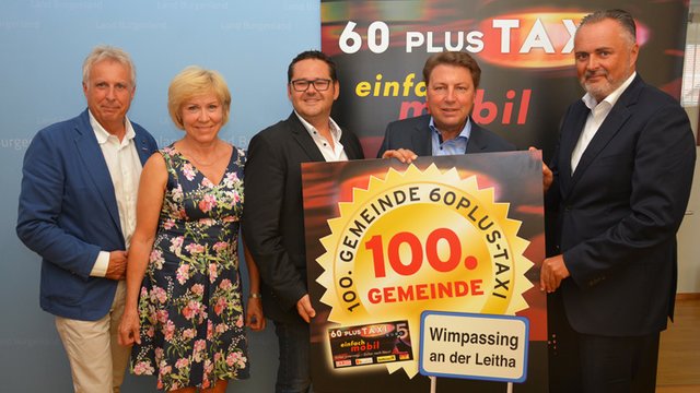Feiern die 100. Mitgliedsgemeinde beim 60plusTaxi: KommR Patrick Poten von der burgenländischen Taxiinnung, Gemeinderätin Edeltraud Mayer, Bürgermeister Ernst Edelmann, GD Rudolf Könighofer und Landeshauptmann Hans Peter Doskozil  | Foto: WKB