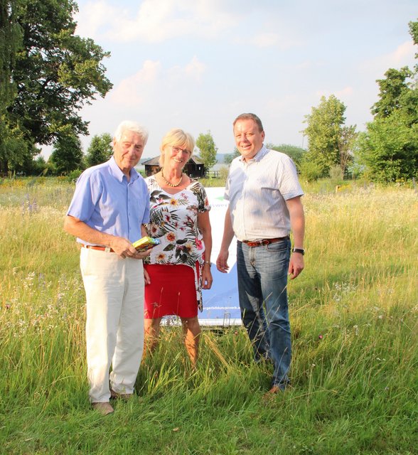 Das Salzburger Bildungswerk dankt Daniel Krainer für sein jahrzehntelanges Engagement. Im Bild Daniel Krainer mit Christine Winkler und Wolfgang Forthofer.