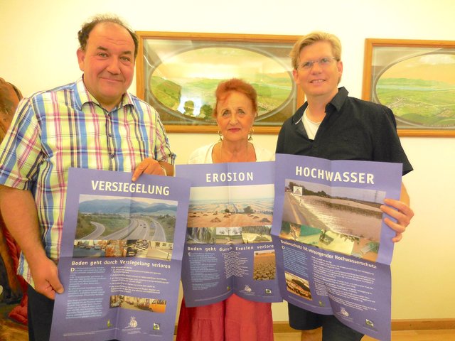 Boden schützen, um Versiegelung, Erosion und Hochwasser vorzubeugen: Bürgermeister Andreas Arbesser, Renate Kolfelner und Peter König freuen sich über den Beitritt Langenzersdorfs zum Bodenbündnis.