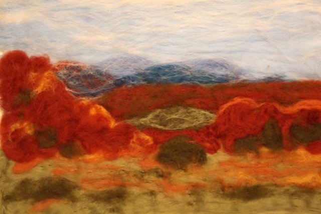 Die „Galerie Sandpeck Wien 8“ zeigt
„AugenWinkel – WollMalerei“von Brigitte Panis
Vernissage: Sonntag 25.8.2019 um 17 Uhr
Ausstellung täglich von 14-19 Uhr bis 30.8.2019
in der Florianigasse 75.
freier Eintritt!
mehr www.sandpeck.com
„Viele Dinge nimmt man nur im Vorbeigehen, aus dem "Augenwinkel" wahr, trotzdem trägt man das Gesehene in sich. Kommen dann, noch die Leidenschaft für textile Materialien und die wunderbare gestalterische Vielseitigkeit von ungesponnener Wolle dazu, entstehen aus Wolle gemalte Bilder, die abseits der fotografischen Wirklichkeit (m)einen "Augenwinkel - Eindruck" wiederspiegeln.“ so die Künstlerin.
Mag. Brigitte Panis, geboren in Wien,
Studium "Textiles Gestalten" an der Akademie der bildenden Künste in Wien bei HS Prof. Josef Schulz,
Lehrerin für Textiles Gestalten und Werken an einer AHS in Wien.
Seit dem Studium künstlerisch tätig in den Bereichen Textilkunst und Fotografie und in der (textilen) Ausgestaltung von Wohn- und Arbeitsräumen.
Mitwirkung an der optischen Gestaltung von Ausstellungen im Theatermuseum
1983 "Theaterkult in Wien" und "Kabuki – Holzschnitt – Japonismus"
2000 Mitwirkung an Ausstellungen wie der "Art 21" in Wien 21
oder
2010 "Christus tragend -Reise durch die Schöpfung" in Wien 13.
Einzelausstellungen unter anderem
1998 "Umgarnt", Theatergalerie im Alsergrund
2003 "Steinzeiten", Galerie Kalksburg,
2011 "Panta rhei", Wien 13.
2015 "Ein Kreuzweg", Gestaltung eines textilen Kreuzweges für die Wotrubakirche in Wien 23,
2016 weitere Ausstellung des Kreuzweges in der Pfarrkirche Stadlau
und
2017 der Pfarre Auferstehung Christi in Wien 22.
2015 Veröffentlichung des Buches "Ein Kreuzweg" ISBN 9 7837 38631197 mit Bildern des textilen Kreuzweges und eigenen einfachen, besinnlichen Texten.
2018 Veröffentlichung des Buches "Hier bin ich Herr" ISBN 9 7837 52891690 mit eigenen meditativen Texten und Fotografien zu Geburt, Familie und Tod.
mehr: panis-textilkunst.at