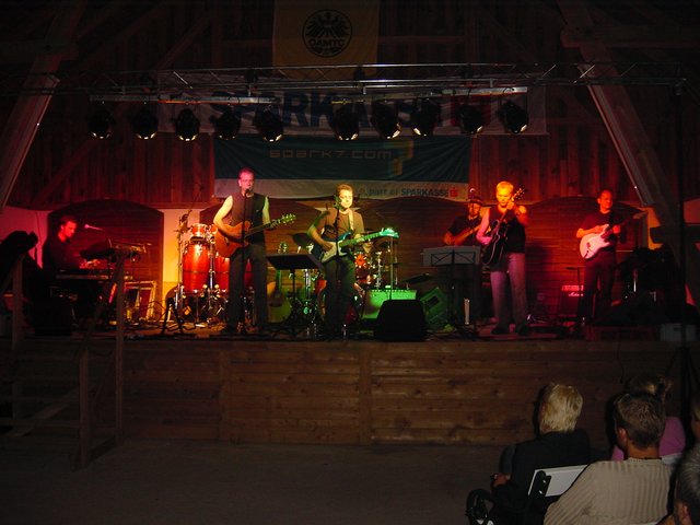 Die Band "Scheibbs 3" sorgt für Stimmung.