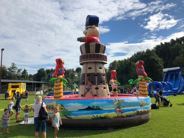 Bunt, bunter Spielfest: So vieler Hüpfburgen auf einen Fleck gibt es kaum bei einem Spielfest, wie hier in Feisternitz/Großradl. | Foto: Korbe