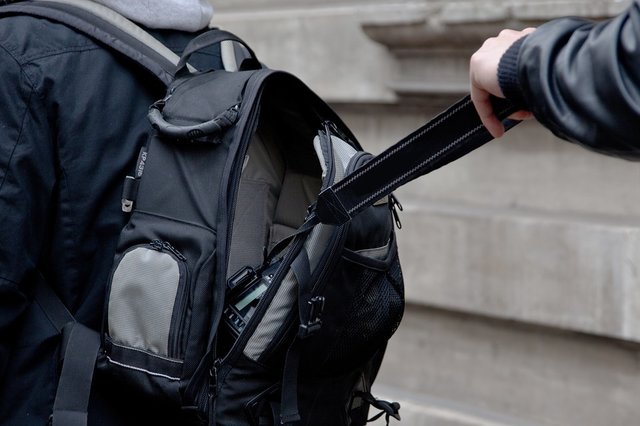 Ein 29-jähriger versuchte einem Passanten die Tasche zu stehlen.