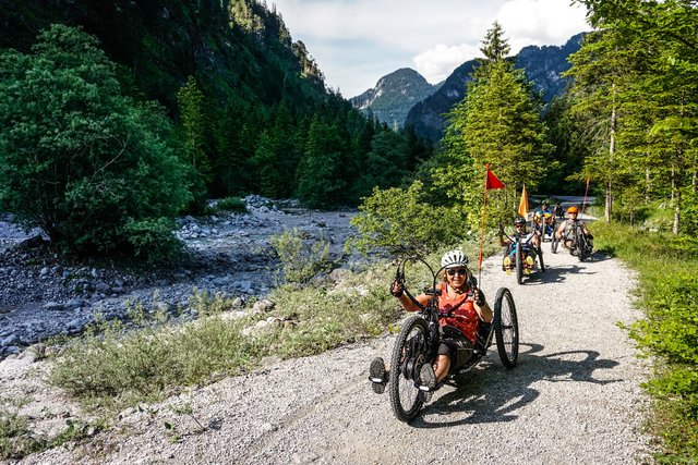 Sporteln ohne Grenzen: Bald hat das Team "ROL IT" die Alpen mit Hand-Mountainbikes überquert.