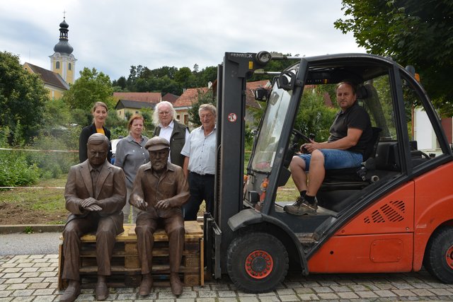 Angekommen: Bildhauer Josef Lehner (2.v.r.) mit Direktorin Melanie Franke (l.) und Bgm. Franz Handler (r.) mit den Bronzefiguren vor dem Platz, wo sie in Kürze im Zentrum von Bad Blumau platziert werden.