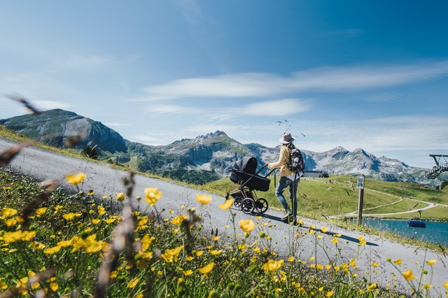 Ausgewählte Gäste konnten den E-Kinderwagen von Cybex auf Obertauerns kinderwagentauglichen Wanderwegen erstmals testen.