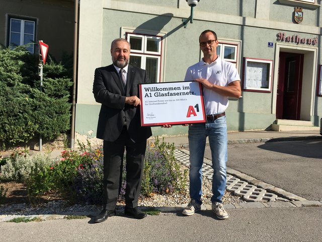 Bürgermeister Alois Zetsch und Paul Galuska, A1 Vertrieb.