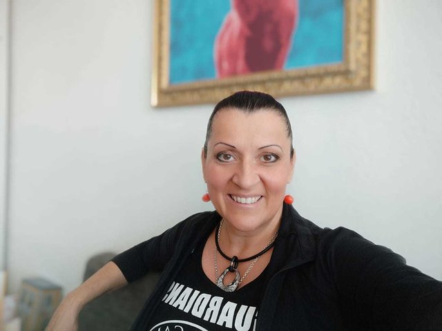 Petra Suk widmet sich ihrer Kunst und dem Schreiben.