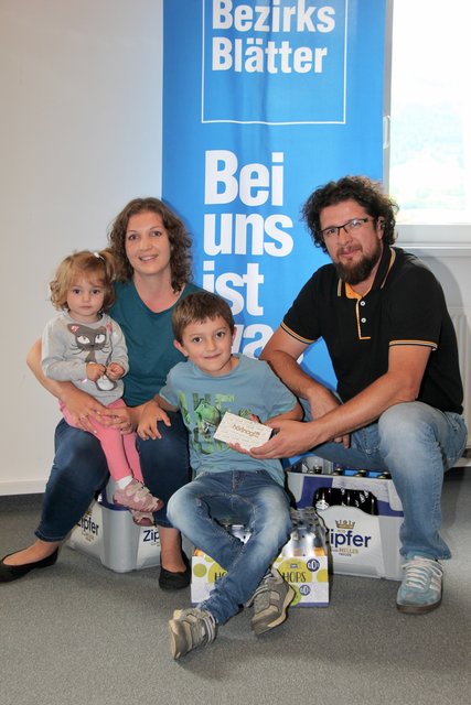 Gewinnerin Bianca Ernstbrunner mit ihren Kindern Valeska und Franco und BB-Osttirol Geschäftsstellenleiter Harald Neuhold.