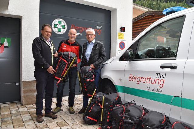Die acht neuen Rucksäcke voller Material, das die Retter bei den Einsätzen benötigen, wurden kürzlich übergeben. Im Bild der Ortsstellenleiter der Bergrettung St. Jodok, Hermann Ungerank (Mitte), mit Schmirns Bgm. Vinzenz Eller (l.) und dem Ortschef von Vals Klaus Ungerank (r.)