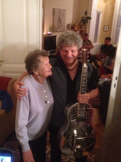 Zum 100. Geburtstag ließ es sich Erik Trauner (61) nicht nehmen, ein Ständchen für seinen ältesten Fan Stefanie Münz zu spielen | Foto: privat