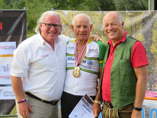 Der Hohenauer Supersportler mit ÖTRV Präsident und dem Bürgermeister aus Ferlach. | Foto: Pfundner