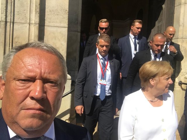ÖVP-Europasprecher Rudolf Strommer schaffte es im Gegensatz zu LH Doskozil rechtzeitig zum ökumenischen Gottesdient in Sopron und konnte dort ein "Selfie" mit Bundeskanzlerin Angela Merkel ergattern.