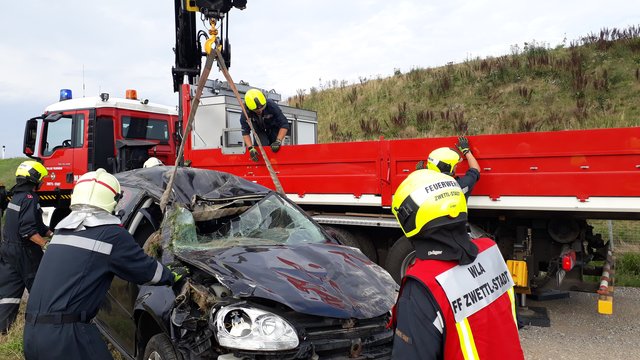 Schwer beschädigt wurde das Fahrzeug verladen.