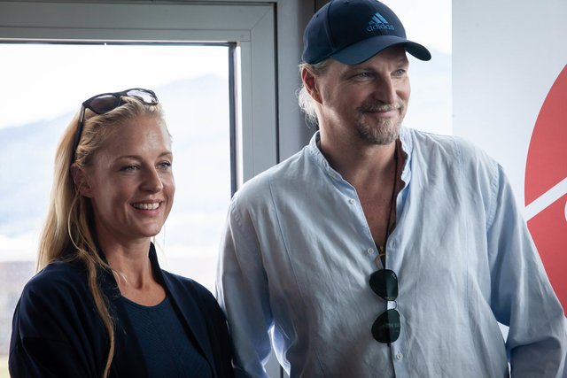 Lilian Klebow und Stefan Jürgens posieren für die versammelte Linzer Medienlandschaft am "Soko Donau"-Set im Ars Electronica Center. | Foto: Verena Mayrhofer