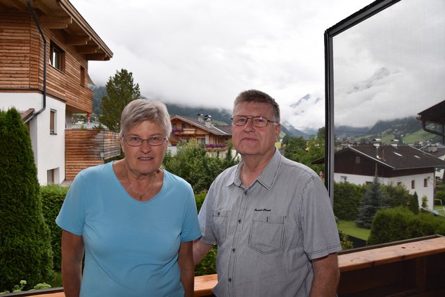 Das Ehepaar Groth in ihrem Feriendomizil in Neustift-Kampl
