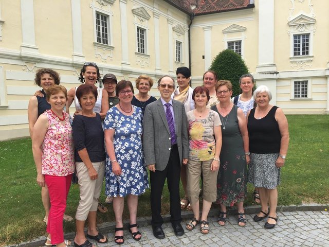 Absolventinnen des Grundkurses 2018/19 für Lebens-, Sterbe und Trauerbegleitung mit Referent Univ. Doz. Dr. Franz Schmatz