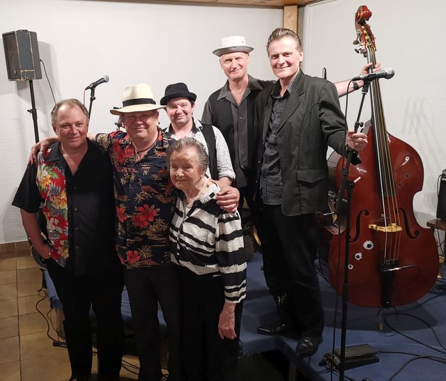 Immer live dabei, wenn die Mojo Blues Band in Wien spielt: die 102-jährige Stefanie Münz. | Foto: privat