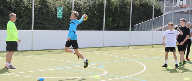 Die männliche U16 beim Wurftraining – beobachtet von Coach Norbert Prager.