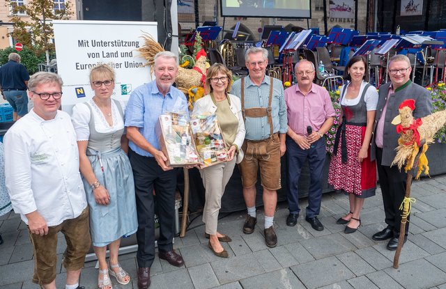 Alfred Weber (Vitalzeit Hotel Weber), Martina Plank, Bürgermeister Klaus Schneeberger, Bundesministerin Maria Patek, "Sooo gut schmeckt die Bucklige Welt"-Obmann BR Martin Preineder, Regionsobmann Fritz Trimmel, Angela Mandl-Freiler und Erich Mandl.