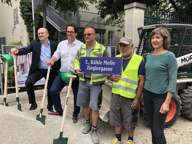 Bezirksvorsteher Markus Reiter (Grüne, 2.v.l) und Vizebürgermeisterin Birgit Hebein (Grüne) geben Startschuss für Neugestaltung der Zieglergasse.
