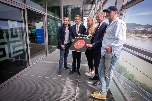 Politikprominzent zu Besuch am Set: (v. l.) Michael Steinocher, Landesrat Markus Achleitner, Lilian Klebow, LH Thomas Stelzer und Stefan Jürgens. | Foto: Verena Mayrhofer