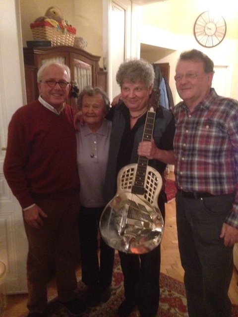 Zum 100. Geburtstag ließ es sich Erik Trauner (61) nicht nehmen, ein Ständchen für seinen ältesten Fan Stefanie Münz zu spielen. Mit dabei die beiden Söhne Oskar (73, links und Robert, 75, rechts). | Foto: privat