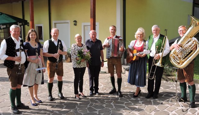 Geburtstagskind Rudolf Stadler (Mitte) mit seiner Frau Martha.