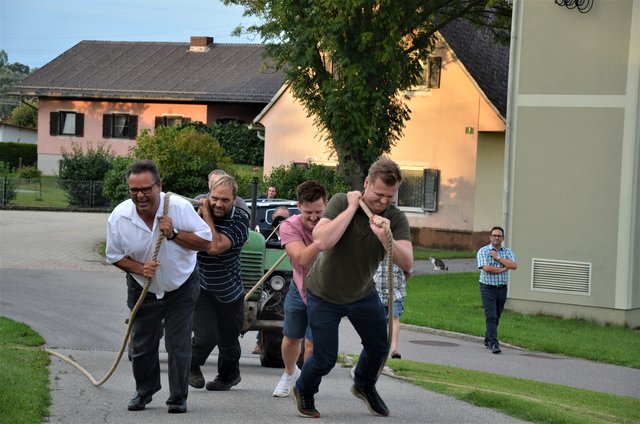 Kalsdorfs Vzbgm. Christian Konrad (li) übt bereits für das Traktorziehen beim Hoffest im Ortsteil Großsulz. | Foto: KK