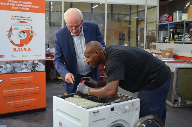 Reparieren fördern statt wegwerfen: Das ist die Devise von Sepp Eisenriegler (l.) vom Reparatur- und Servicezentrum R.U.S.Z. | Foto: R.U.S.Z