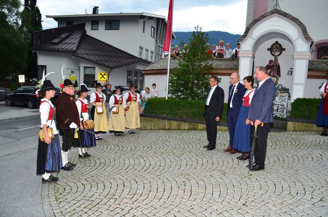Empfang durch die Schützen nach der Ehrensalve: Hptm. Josef Gruber, Bgm. LA Alois Margreiter, Dir. Günter Schroll, Vize-Bgm. Martina Lichtmannegger und Pfarrer Piotr Stachiewicz (v. l.).  | Foto: Armin Naschberger
