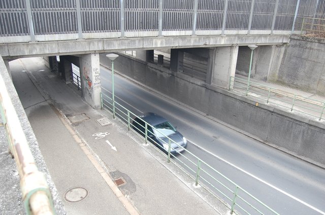 Auf zwei Autos regnete der Schrott nieder.  | Foto: Mario Zeko