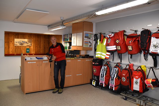Ortsstellenleiter Hermann Ungerank im ebenfalls noch jungen, neuen Bergrettungslokal im Valser Gemeindehaus.