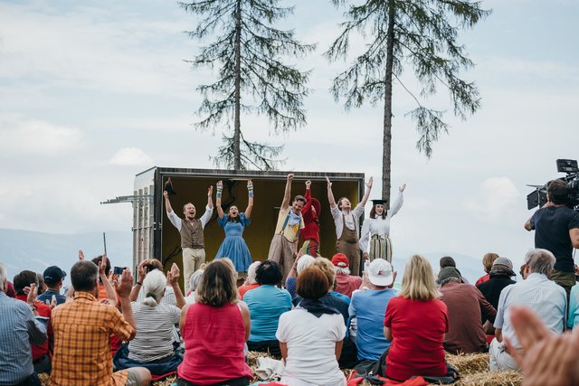Das fünfköpfige Ensemble spielt zu Berg und zu Tal - hier beim Speicherteich am Goldeck | Foto: Goldeck Bergbahnen_Sam Strauss Fotografie 