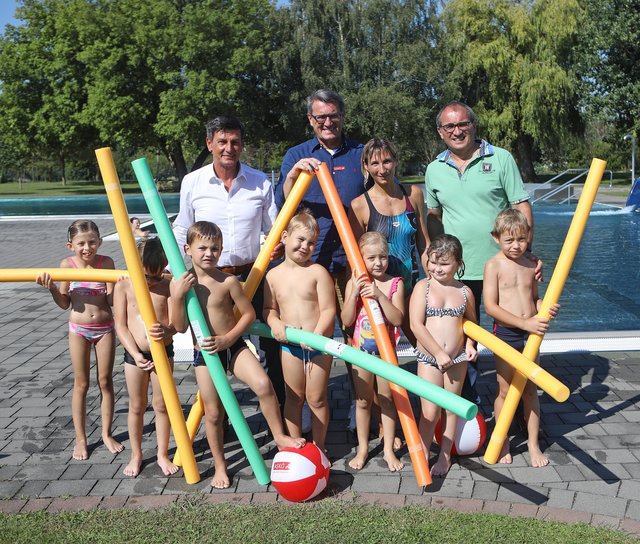 Sportlandesrat Christian Illedits, ASKÖ-Präsident Alfred Kollar, Ines Karger und Wolfaus Bürgermeister Walter Pfeiffer (hinten v.l.) mit Kindern im Freibad Wolfau.