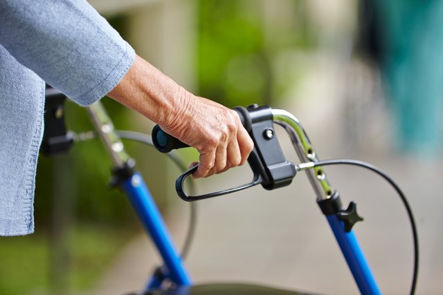 In Schärding wurde am 21. August 2019 in der Nähe des Linzer Tores eine 64-jährige mit Rollator ausgeraubt.  | Foto: Robert Kneschke - Fotolia / Symbolbild