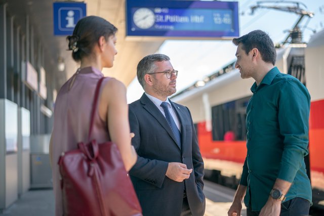 Mobilitätslandesrat Ludwig Schleritzko im Gespräch mit Pendlern.