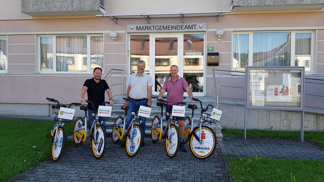 Umweltausschussobmann Clemens Novak (m.) und Fraktionsobmann Karl Voglhuber (r.) bei der Übergabe der Leihräder an Hans Peter Hochhold (l.). | Foto: Gemeinde St. Martin