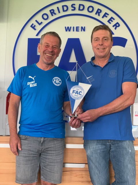 Sportlich auf der Überholspur soll nun auch ein neues Stadionkonzept die Erfolgsgeschichte des Traditionsvereins zum Glänzen bringen. Nachhaltig, langfristig, gewinnbringend – für alle: So der Grundgedanke des FAC, der mit der Vision eines modernen Multifunktionsstadions nun sogar Wiener Fußballgeschichte schreiben könnte. Im Bild FAC-Obmann Walter Brand (li.) und Sektionsleiter Gerry Maurer (re.)